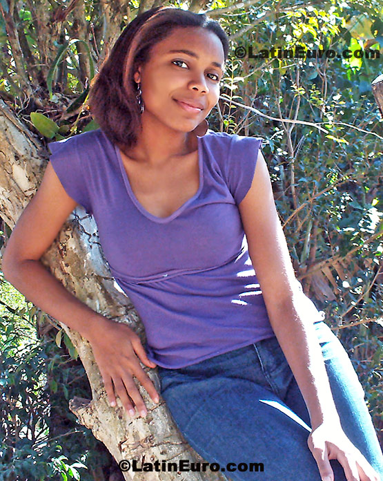 Date this athletic Brazil girl Karen from Sao Paulo B-78