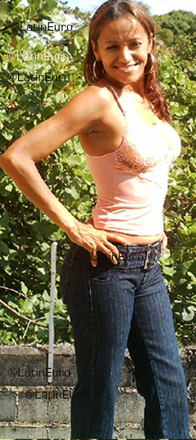 Date this nice looking Brazil girl Maria from Maceio B1290