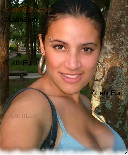 Date this attractive Brazil girl Celina from Pindamonhagaba B1556