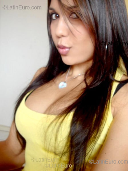 Date this lovely Brazil girl Raphaella from Rio de Janeiro B1676