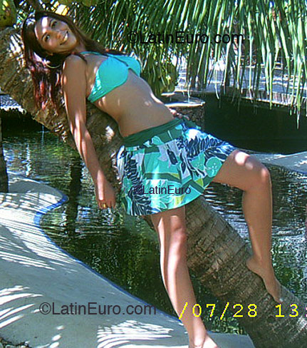 Date this happy Brazil girl Jaqueline from Recife B2078