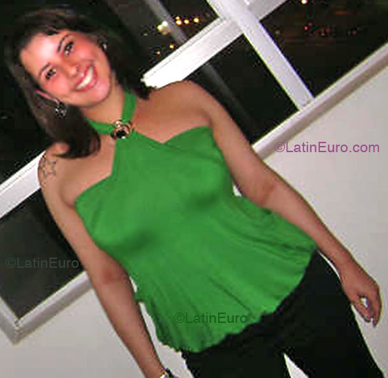 Date this happy Brazil girl Thais from Curitiba  B2513