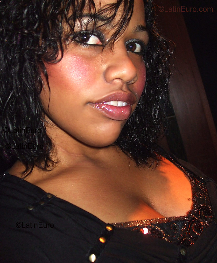 Date this attractive Spain girl Viviane from  B2745