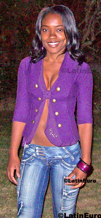 Date this fun Brazil girl Silvana from Barra Mansa B318