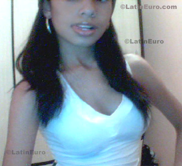 Date this happy Brazil girl Debora from Orlandia B665