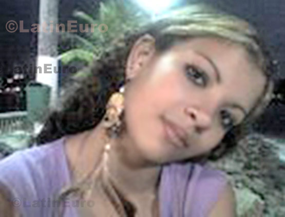 Date this attractive Brazil girl Giullia from Santos B721