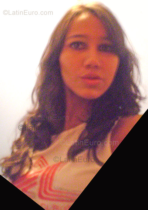 Date this attractive Brazil girl Fernanda from Goiania B964