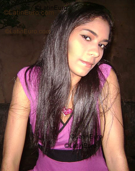 Date this nice looking Brazil girl Vanessa from Salvador B990