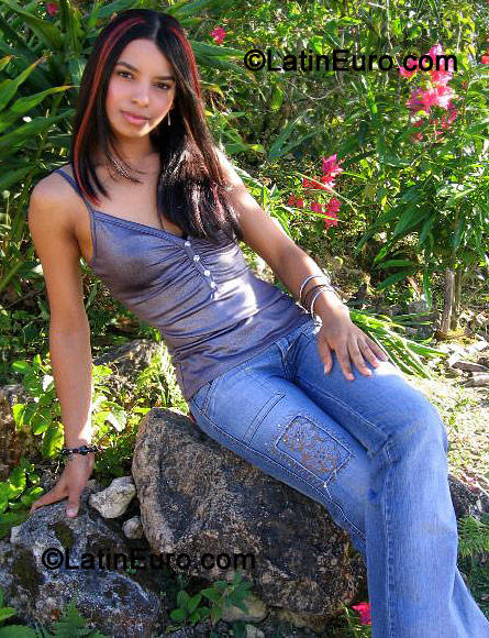 Date this happy Any Country girl Denis from Santo Domingo N-1518