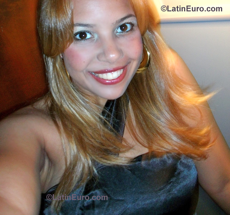Date this good-looking Brazil girl Carolina from Juiz De Fora BR825