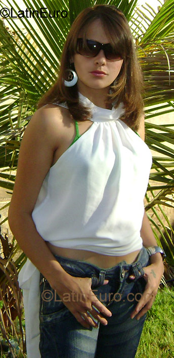 Date this nice looking Brazil girl Amanda Aparecida from Sao Jose dos Salgados BR1024