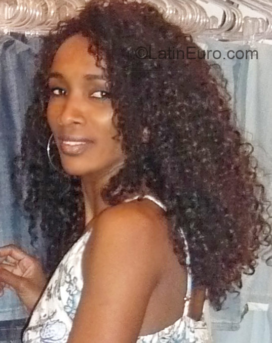 Date this nice looking Brazil girl Juvana from Salvador BR1155