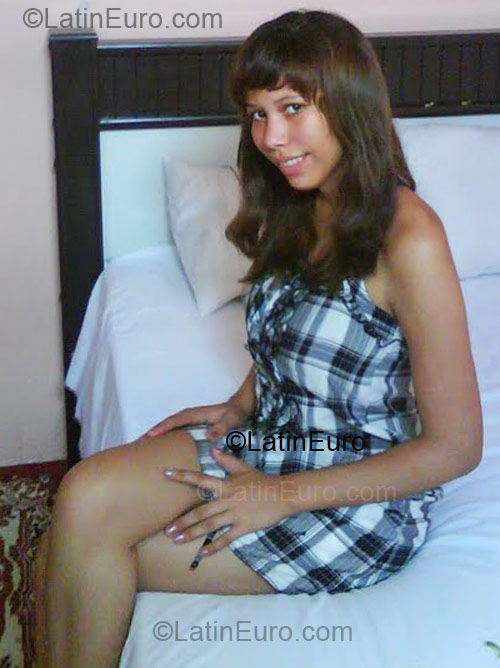 Date this athletic Brazil girl Hilary from Salvado BR2008