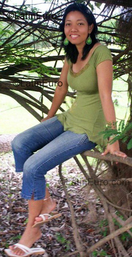 Date this happy Peru girl Luz victoria from Iquitos PE236