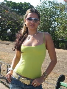 Date this happy United States girl Roxiiy305 from Miami US6232