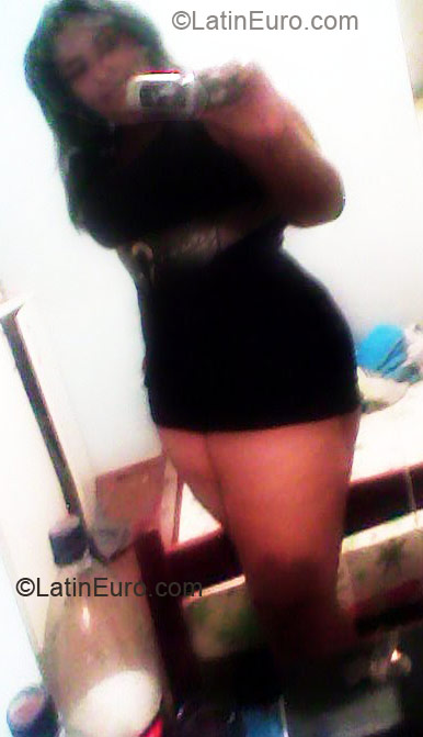 Date this athletic Brazil girl Shara from Goiania BR4214