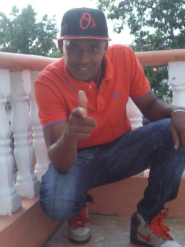 Date this pretty Dominican Republic man Leonard from Santo Domingo DO7367