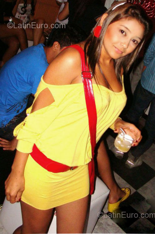 Date this attractive Colombia girl Angela from Bucaramanga CO10223