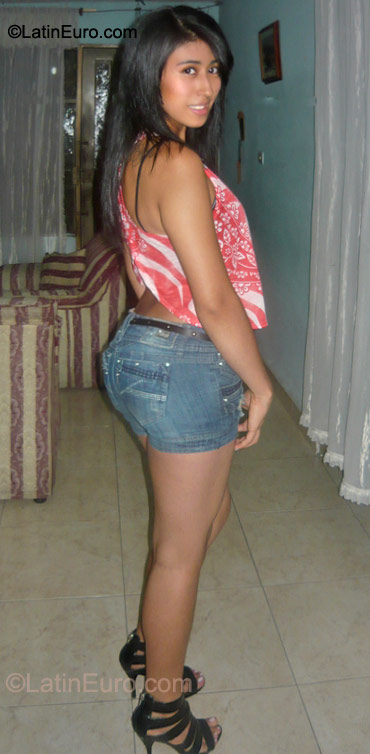Date this foxy Colombia girl Yurani from Cali CO8283