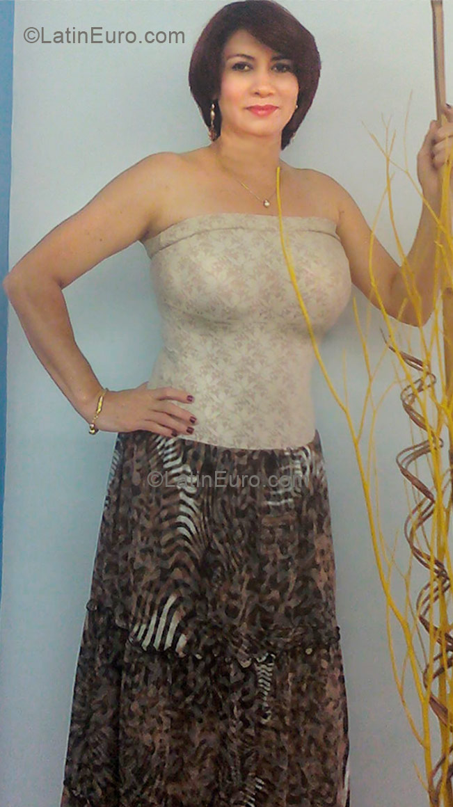 Date this happy Colombia girl Isdader from Cali CO9042