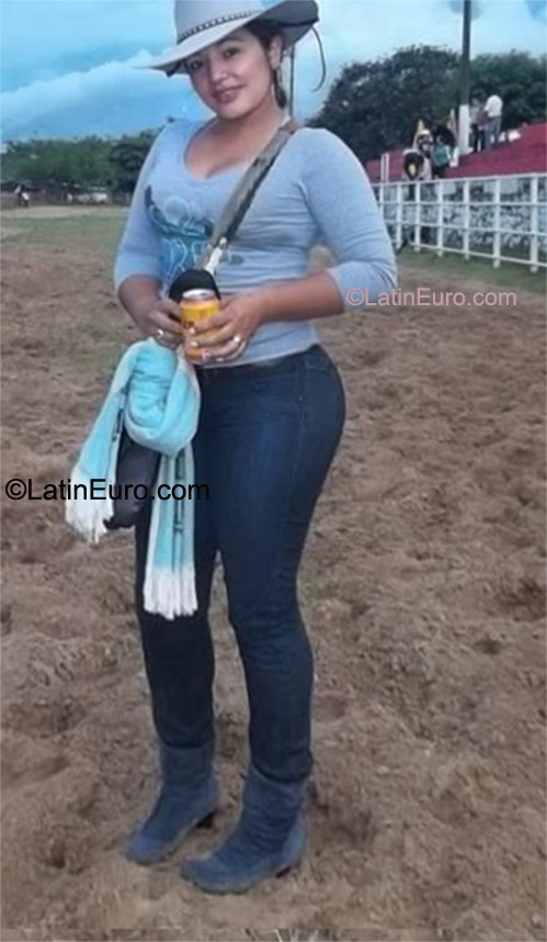 Date this nice looking Colombia girl Yesica from Yopal CO9128