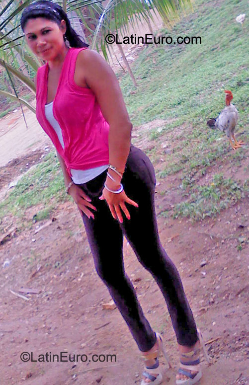 Date this voluptuous Honduras girl Julissa Dunia from Trujillo HN569