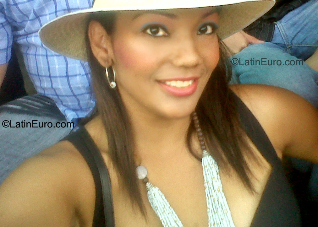 Date this attractive Colombia girl Maria Claudia from Barranquilla CO10858