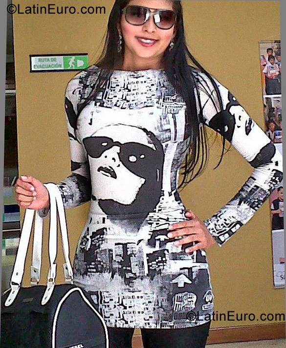 Date this athletic Colombia girl Paulina from Medellin CO9621