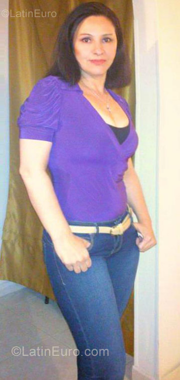 Date this athletic Colombia girl Yenny from Bogota CO9622