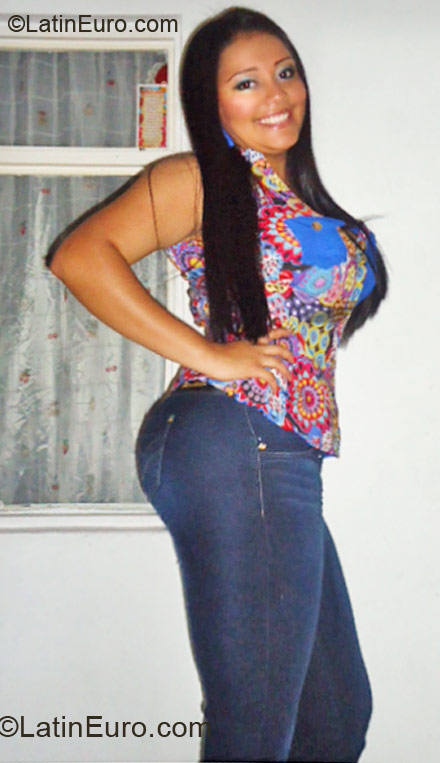Date this tall Colombia girl Andrea from Cali CO9774