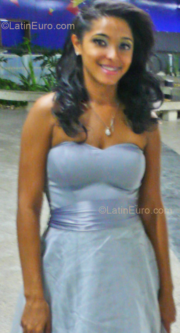 Date this attractive Brazil girl Renata from Recife BR6625