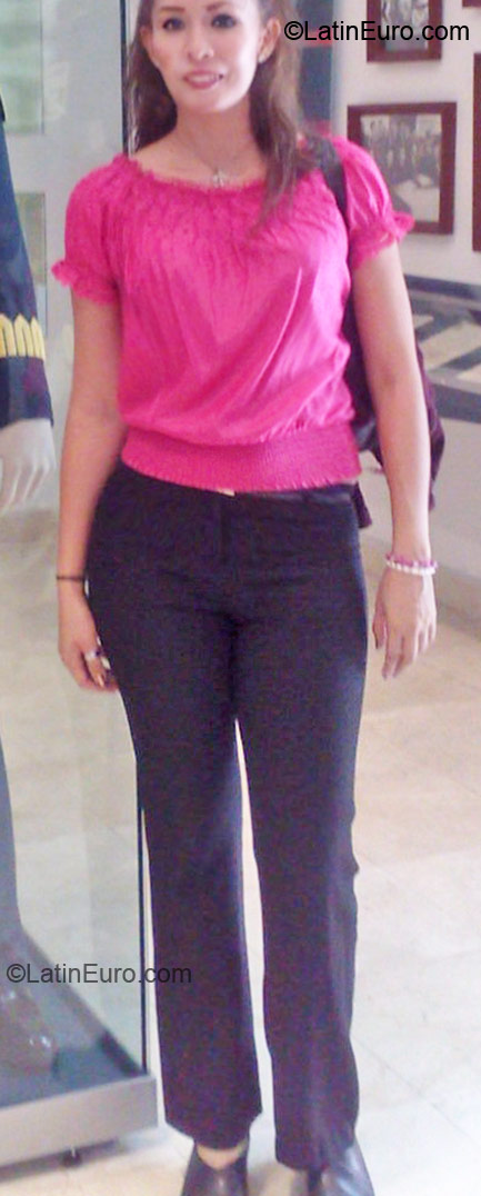 Date this hard body Mexico girl Yvett25 from Celaya MX686