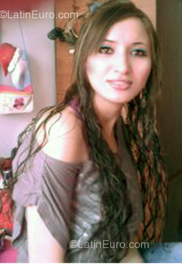 Date this beautiful Colombia girl Sandra from Bogota CO10089