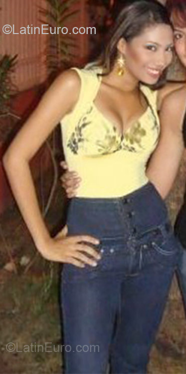 Date this attractive Colombia girl Laura marcela from Barranquilla CO10140