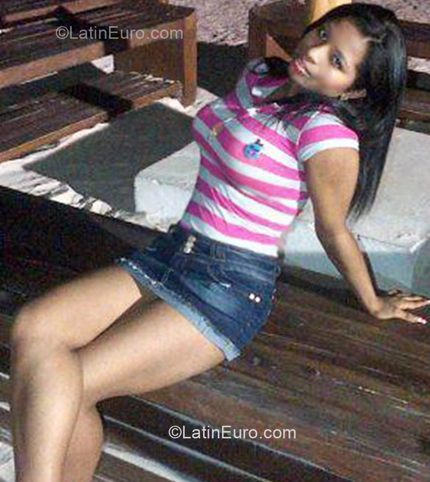 Date this foxy Dominican Republic girl Pamela from Santo Domingo DO11159