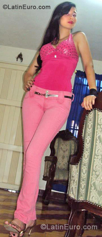 Date this attractive Colombia girl Xiomara from Medellin CO10525