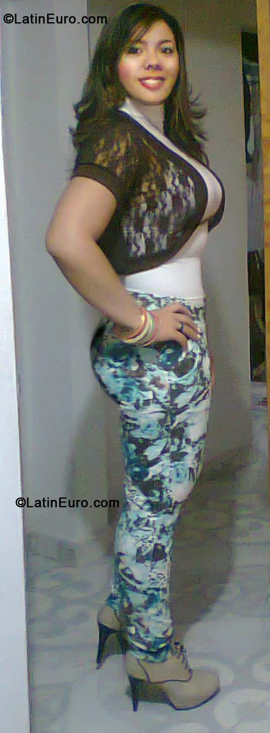Date this attractive Colombia girl Yarledis from Medellin CO17993
