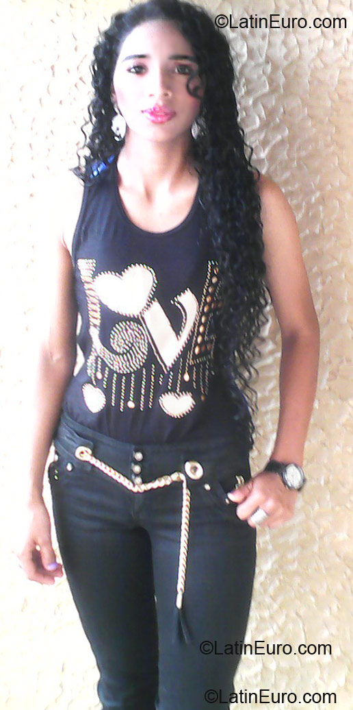 Date this pretty Colombia girl Diana from Armenia CO10695