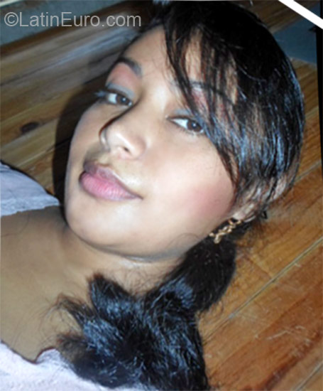 Date this pretty Honduras girl Ivethe from Roatan HN731
