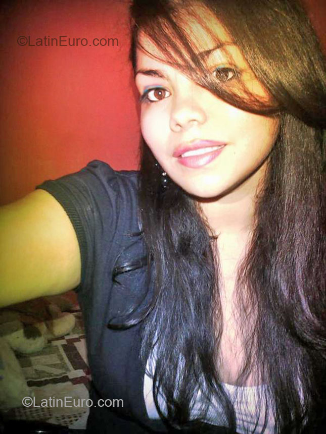 Date this nice looking Honduras girl Lesly from San Pedro Sula HN1242