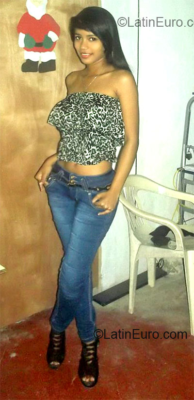 Date this attractive Colombia girl Sheili from Cartagena CO12440