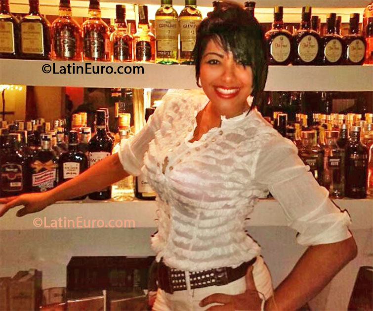 Date this delightful Colombia girl Carolina from Barranquilla CO13056
