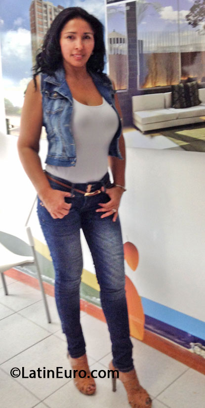 Date this nice looking Colombia girl Deisy from Medellin CO13517