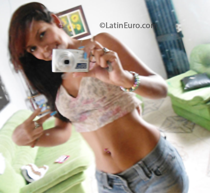 Date this charming Colombia girl Lina from Cali CO13771