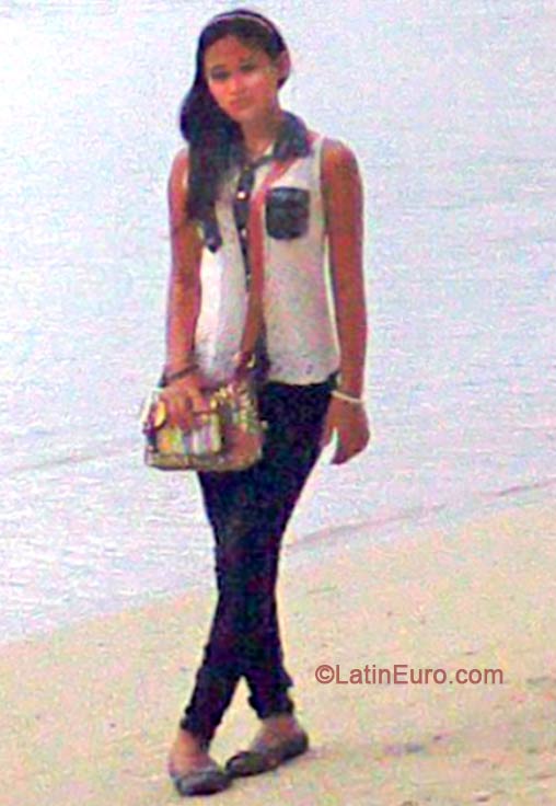 Date this attractive Philippines girl Charmien from Manila PH814