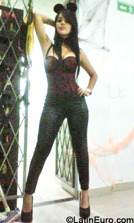 Date this cute England girl DRUW from  CO14895