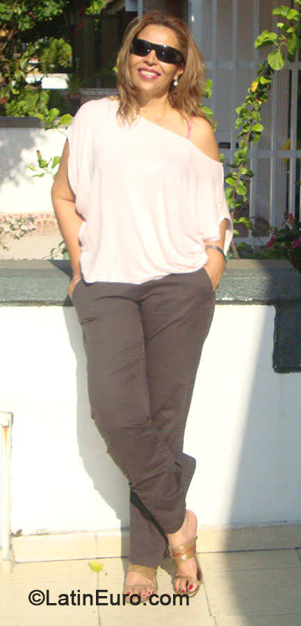 Date this nice looking Colombia girl Victoria from Cali CO15027