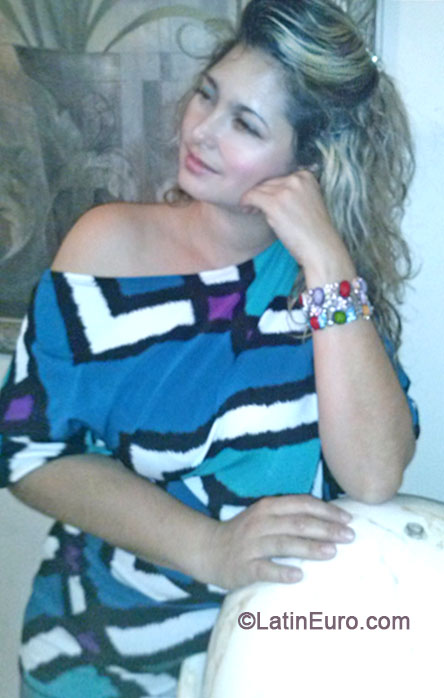 Date this tall United States girl Cind from Tucson US14910