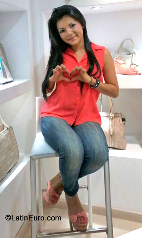 Date this beautiful Colombia girl Yesenia from Bucaramanga CO15318