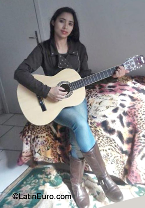 Date this cute Brazil girl Valquiria from Rio De Janeiro BR8814